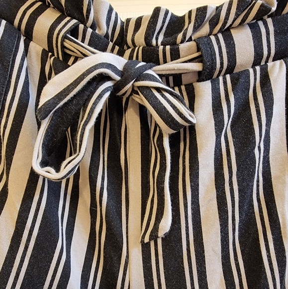 Torrid Paperbag Ponte Tan & Black Stripe Shorts Women's Plus Size 1 1X or 14/16 - Picture 8 of 10